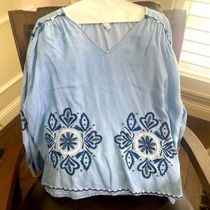 Denim emboroided blouse.